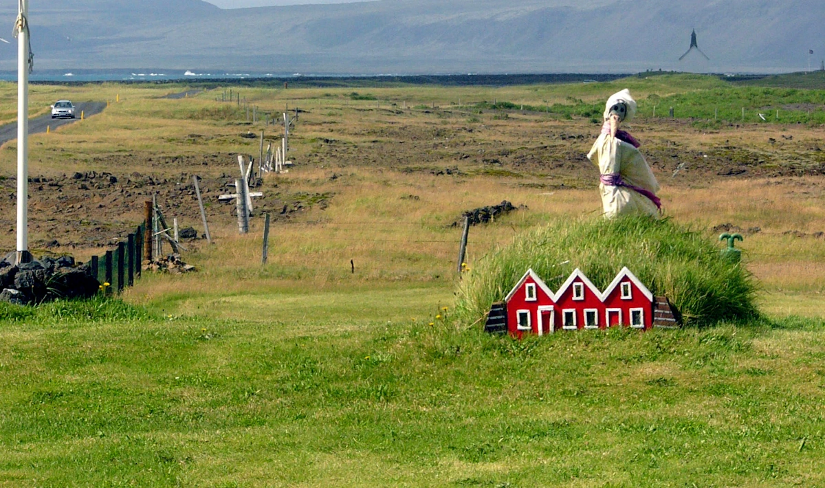 Álfhól – o co chodzi z tymi małymi domkami w islandzkich ogrodach?