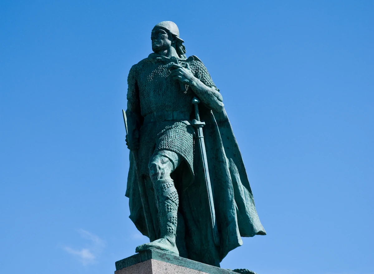 Pomnik Leifa Erikssona – historia wikinga przed kościołem Hallgrímskirkja